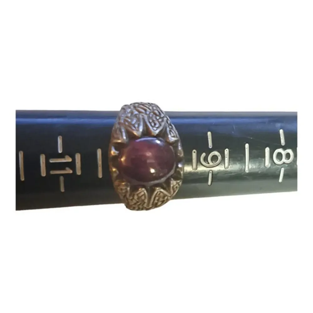 Hand made .925 silver ring with‎ a star ruby 10